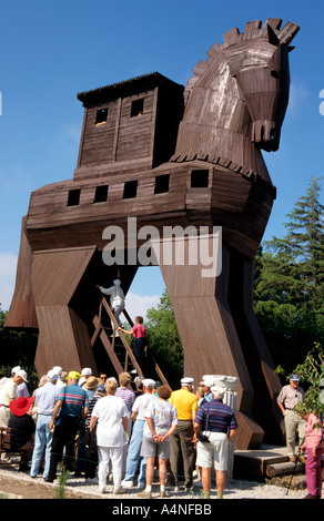 Moderne Holzmodell des Trojanischen Pferdes mit Touristen, die Heinrich Schliemann Ausgrabungen in Hissarlik, Troy Türkei Stockfoto