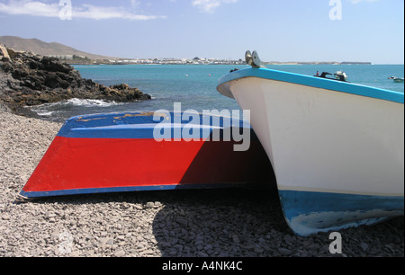 Kleine Fischerboote am Strand von Playa Blanca in Lanzarote Kanarische Inseln Stockfoto