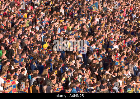 Das Publikum auf der Terrasse des Highlanders v entsprechen Blues im Carisbrooke Stadion zuerst in Super 12 2005 Stockfoto