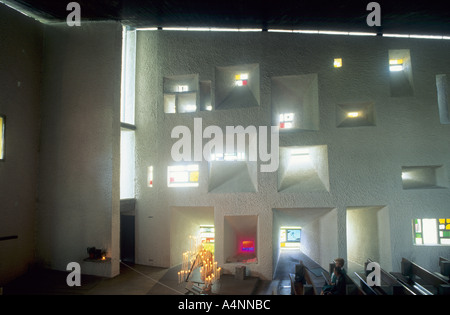 Le Corbusier Notre Dame du Haut Ronchamp Kapelle Kirche innen. Stockfoto