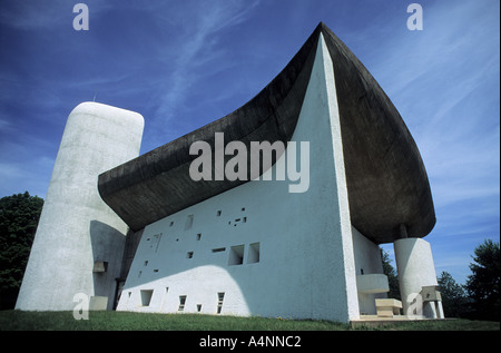 Le Corbusier Notre Dame du Haut Ronchamp. Leichte Hauptturm auf der linken Seite; Kanzel und Altar auf der rechten Seite. Stockfoto
