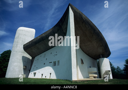 Le Corbusier Notre Dame du Haut Ronchamp. Leichte Hauptturm auf der linken Seite; Kanzel und Altar auf der rechten Seite. Stockfoto