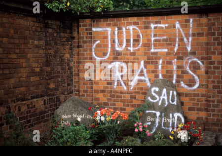 Die Gräber von Bertolt Brecht und seiner Frau Helene Weigel waren mit antisemitischen, antisemitischen Graffiti beschmiert. Dorotheenstadt Friedhof Berlin Sommer 1990 Stockfoto