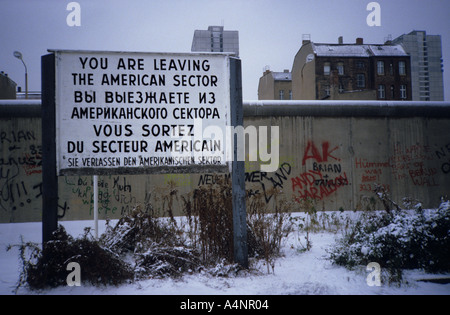 Berliner Mauer im Jahr 1984. Zeichen, dass Sie den amerikanischen Sektor verlassen. Eisernen Vorhangs während des Kalten Krieges Stockfoto
