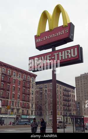 Zeichen eines McDonald s Fast-Food-Restaurants in Harlem New York USA April 2005 Stockfoto