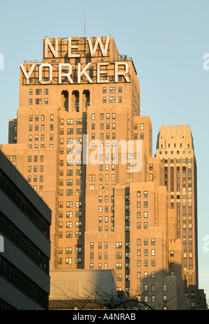 New Yorker Hotel Art Deco Gebäude auf Eighth Avenue in Midtown New York USA April 2005 mit Empire State hinter Stockfoto