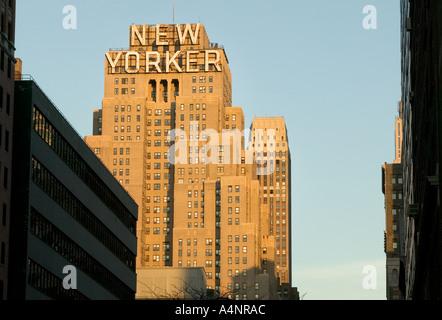 New Yorker Hotel Art Deco Gebäude auf Eighth Avenue in Midtown New York USA April 2005 mit Empire State hinter Stockfoto