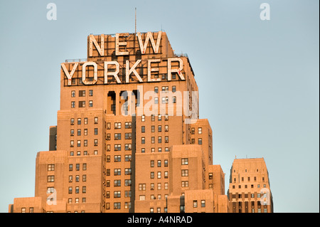 New Yorker Hotel Art Deco Gebäude auf Eighth Avenue in Midtown New York USA April 2005 mit Empire State hinter Stockfoto