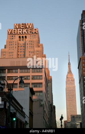 New Yorker Hotel Art Deco Gebäude auf Eighth Avenue in Midtown New York USA April 2005 mit Empire State hinter Stockfoto