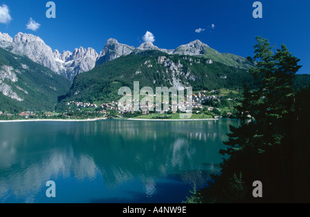 Spiegelungen im See Molveno Brenta Dolomiten Dolomiten Trentino Alto Adige-Italien-Europa Stockfoto