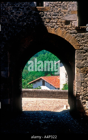 Bogen Sie in der mittelalterlichen Stadt Perouges Ain Frankreich Stockfoto