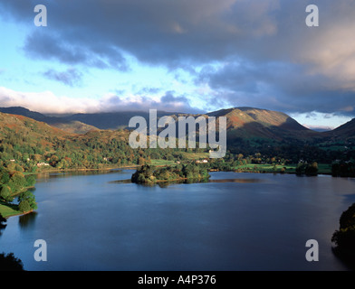 Frühherbst Seenlandschaft; Blick über Grasmere in Richtung Spitze Felsen, Lake District National Park, Cumbria, England, UK. Stockfoto