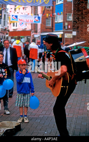 Junge Uhren ein Mann Band Gitarre Busker Cowes Isle Of Wight England Stockfoto