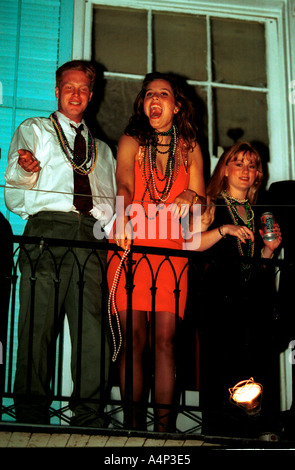 Paar werfen Perlen aus New Orleans Balkon zu feiernden unter Karneval Louisiana USA Stockfoto