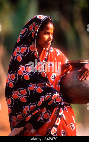 Junge Frau sammelt Brunnenwasser im ländlichen Bangladesh Stockfoto