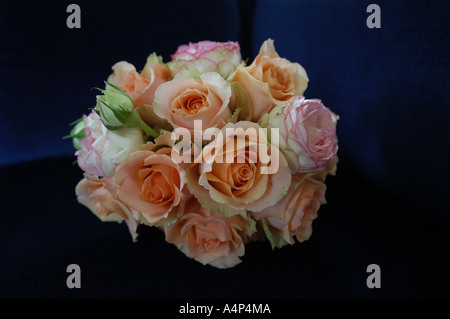 Ein Blumenstrauß mit Pfirsich und rosa Rosen Stockfoto