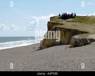 STUDENTEN ODER STUDY GROUP ON CLIFF TOP MIT BLICK AUF SCHINDEL BANK WEYBOURNE NORTH NORFOLK EAST ANGLIA ENGLAND UK Stockfoto
