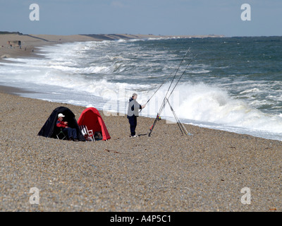 Fischer angler angeln von Kies Bank weybourne North Norfolk East Anglia England Großbritannien Stockfoto