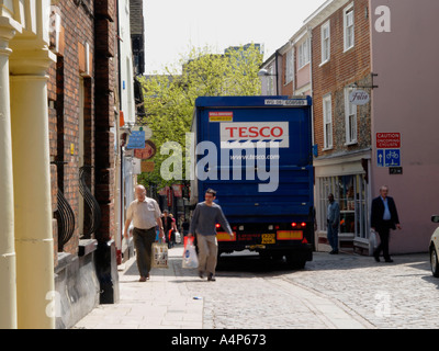 TESCO LKW STATIONÄR IN DER SCHMALEN STRAßE WARTEN AUF LIEFERUNG BEREICH FÜR GUILDHALL WARENSPEICHER NORWICH NORFOLK ENGLAND BETRETEN Stockfoto