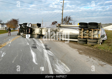 Semi-Sattelzug kippt einen Unfall mit Verletzungen verursachen Stockfoto