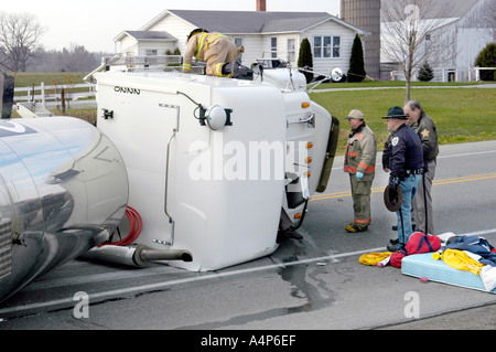 Semi-Sattelzug kippt einen Unfall mit Verletzungen verursachen Stockfoto