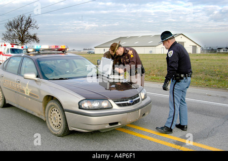 Semi-Sattelzug kippt einen Unfall mit Verletzungen verursachen Stockfoto