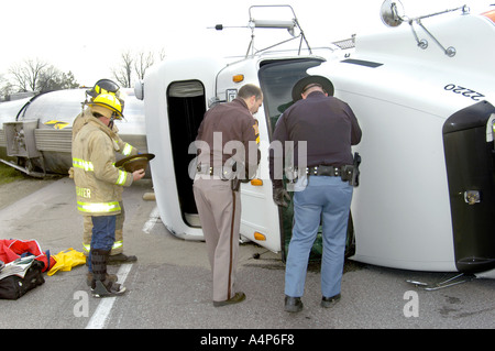 Semi-Sattelzug kippt einen Unfall mit Verletzungen verursachen Stockfoto