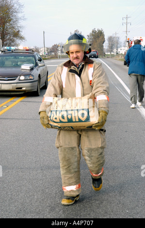 Semi-Sattelzug kippt einen Unfall mit Verletzungen verursachen Stockfoto