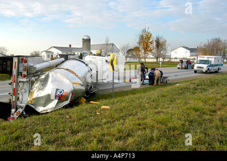 Semi-Sattelzug kippt einen Unfall mit Verletzungen verursachen Stockfoto