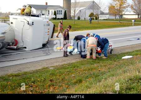 Semi-Sattelzug kippt einen Unfall mit Verletzungen verursachen Stockfoto