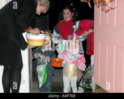 Kinder in Halloween-Kostümen betteln um Süßigkeiten Stockfoto