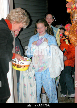 Kinder in Halloween-Kostümen betteln um Süßigkeiten Stockfoto