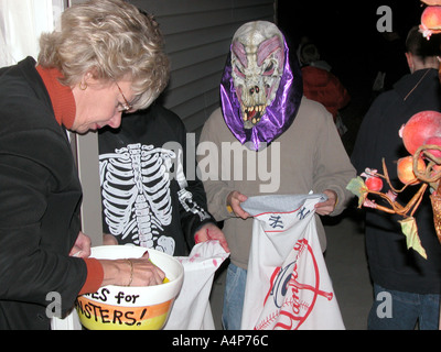 Kinder in Halloween-Kostümen betteln um Süßigkeiten Stockfoto