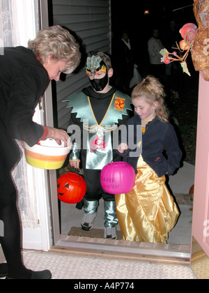 Kinder in Halloween-Kostümen betteln um Süßigkeiten Stockfoto