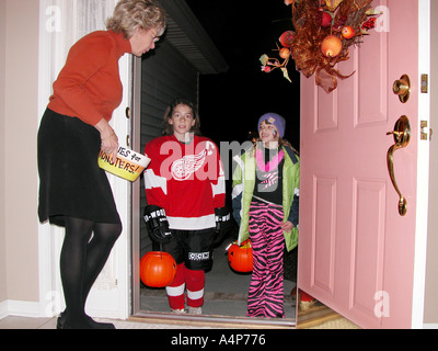 Kinder in Halloween-Kostümen betteln um Süßigkeiten Stockfoto