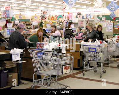 Schauen Sie sich die Aktivität in einem großen Lebensmittelgeschäft Stockfoto