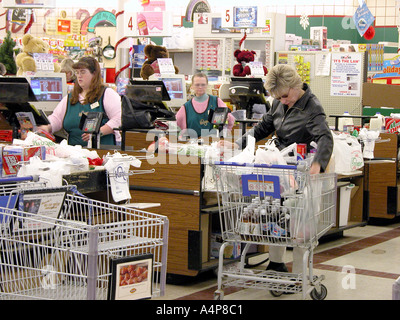 Schauen Sie sich die Aktivität in einem großen Lebensmittelgeschäft Stockfoto
