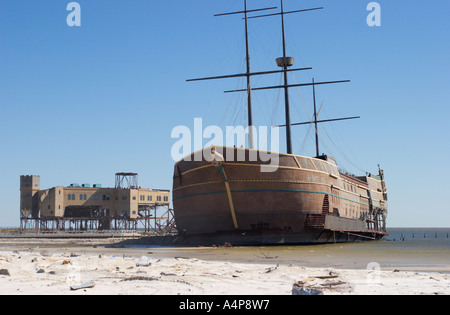 Das Treasure Bay Casino in der Form eines Piratenschiffes wird von Hurrikan Katrina in Biloxi Mississippi entkernt und entsorgt Stockfoto