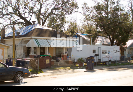 Hausanhänger von der Federal Emergency Management Agency vor dem Haus durch Hurrikan Katrina beschädigt, der noch nach sechs Monaten benutzt wird Stockfoto