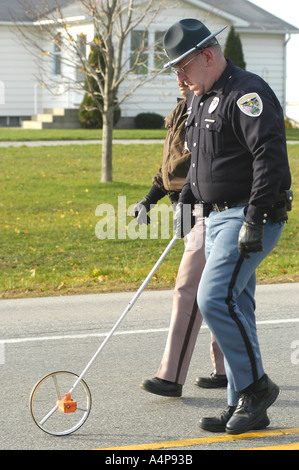 Semi-Sattelzug kippt einen Unfall mit Verletzungen verursachen Stockfoto