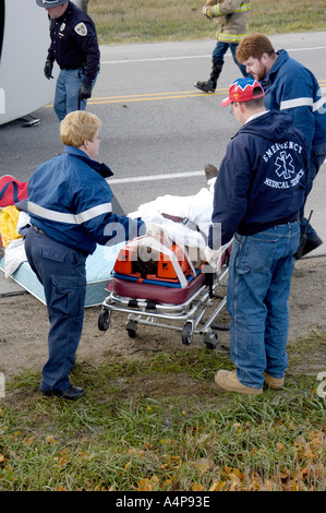 Semi-Sattelzug kippt einen Unfall mit Verletzungen verursachen Stockfoto