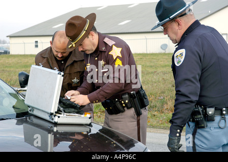 Semi-Sattelzug kippt einen Unfall mit Verletzungen verursachen Stockfoto
