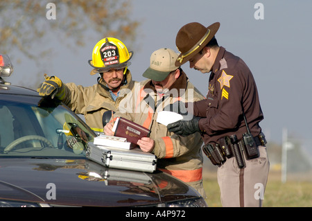 Semi-Sattelzug kippt einen Unfall mit Verletzungen verursachen Stockfoto