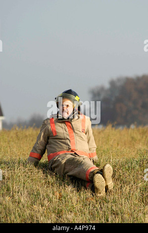 Semi-Sattelzug kippt einen Unfall mit Verletzungen verursachen Stockfoto