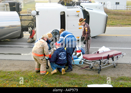 Semi-Sattelzug kippt einen Unfall mit Verletzungen verursachen Stockfoto