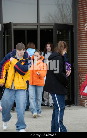 Mittelschüler / innen werden von der Schule am Ende des Schultages entlassen. Stockfoto