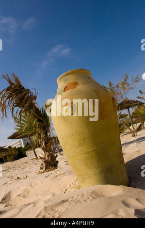 Große Keramik Terrakotta Vase an einem Sandstrand Stockfoto