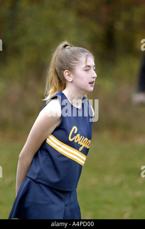 Cheerleader führen während Mittelschule Fußball Spiel ab 12 14 Stockfoto