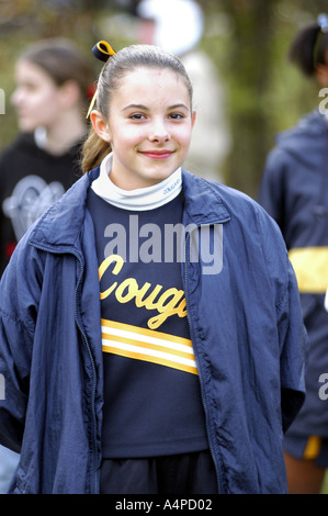 Cheerleader führen während Mittelschule Fußball Spiel ab 12 14 Stockfoto