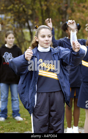 Cheerleader führen während Mittelschule Fußball Spiel ab 12 14 Stockfoto